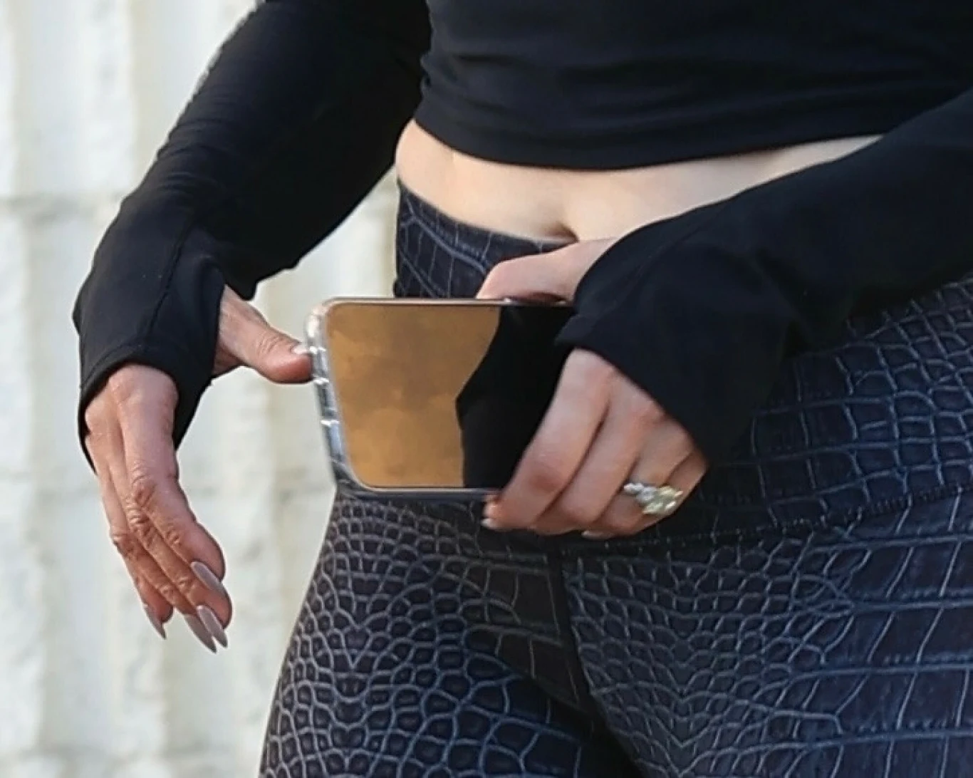 Rozmiar pierścionka zaręczynowego również robi wrażenie Rozmiar pierścionka zaręczynowego również robi wrażenie