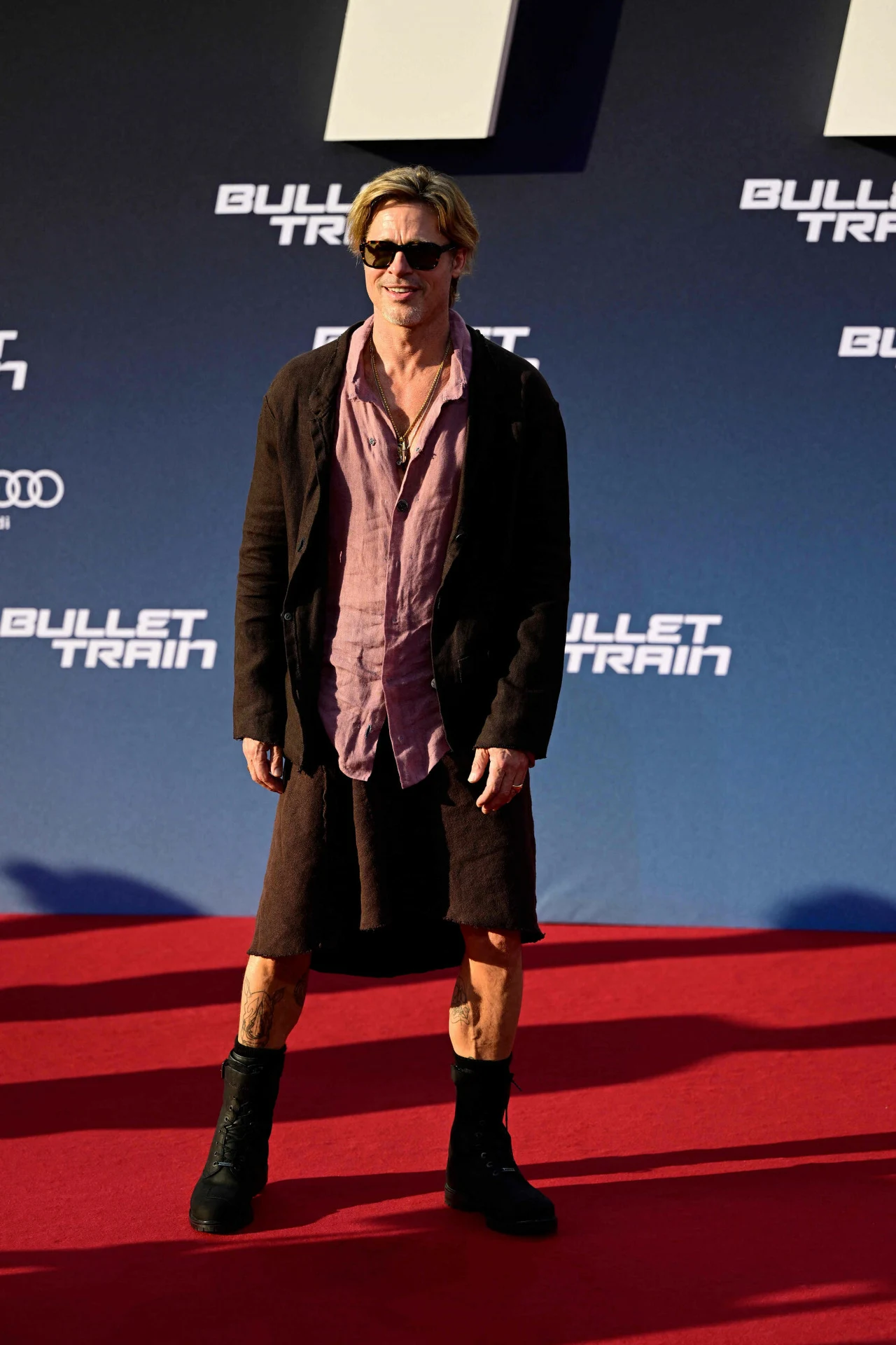 Na wydarzeniu Brad Pitt pojawił się w spódnicy Na wydarzeniu Brad Pitt pojawił się w spódnicy