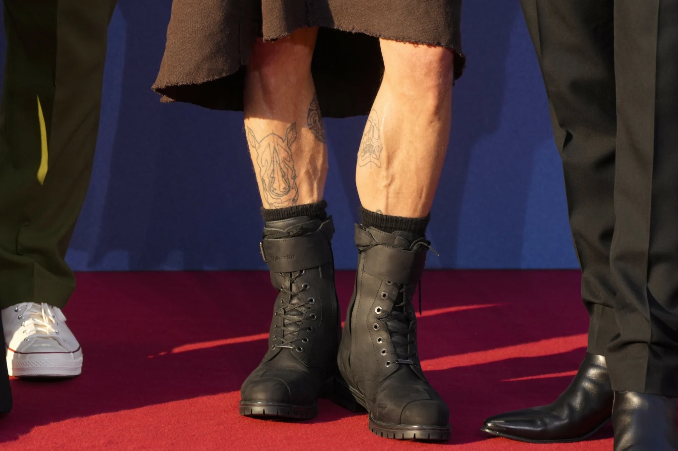 Przy okazji pochwalił się zgrabnymi łydkami Przy okazji pochwalił się zgrabnymi łydkami