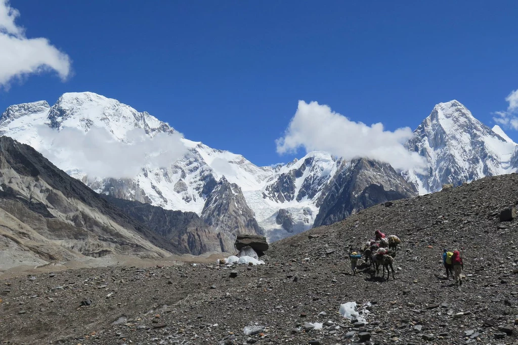 Broad Peak (z lewej).