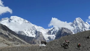 Broad Peak (z lewej).