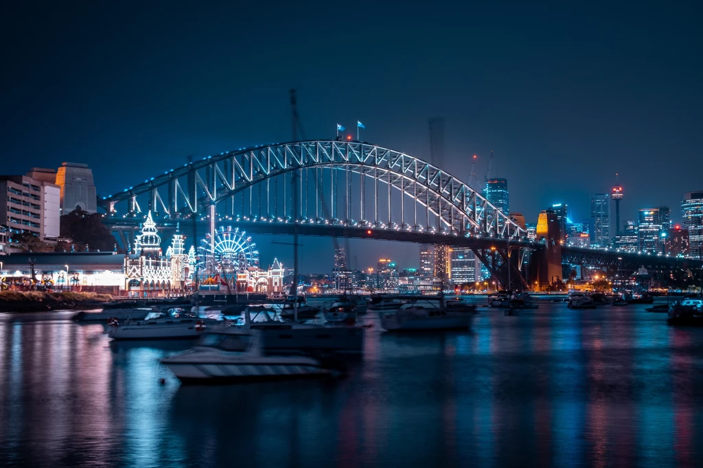 Sydney Harbour Bridge znajduje się niedaleko słynnej opery