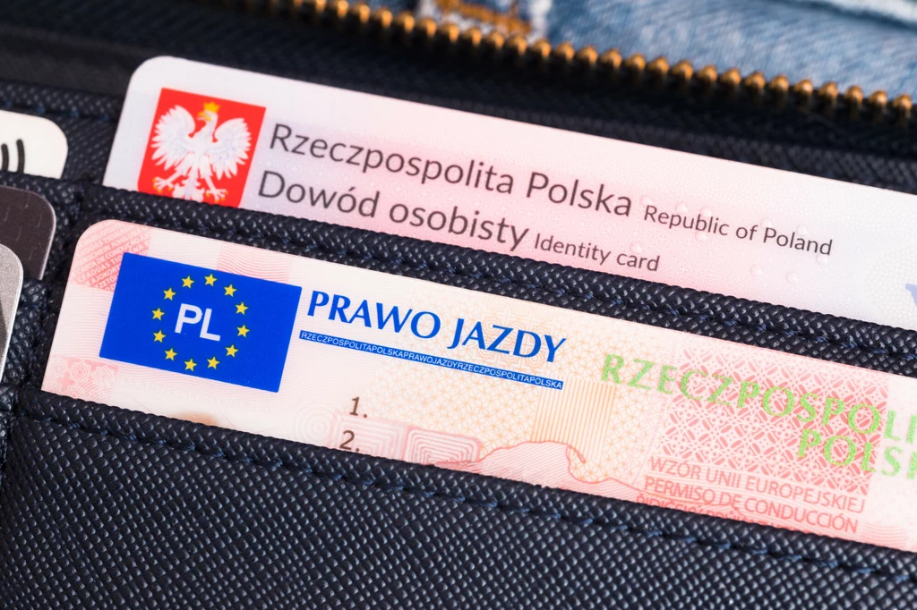 1500 złotych mandatu grozi osobie, która nie wymieni prawa jazdy po zmianie nazwiska.