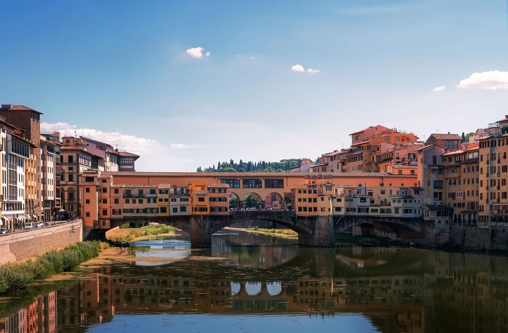 Ponte Vecchio jest stałym punktem turystycznym