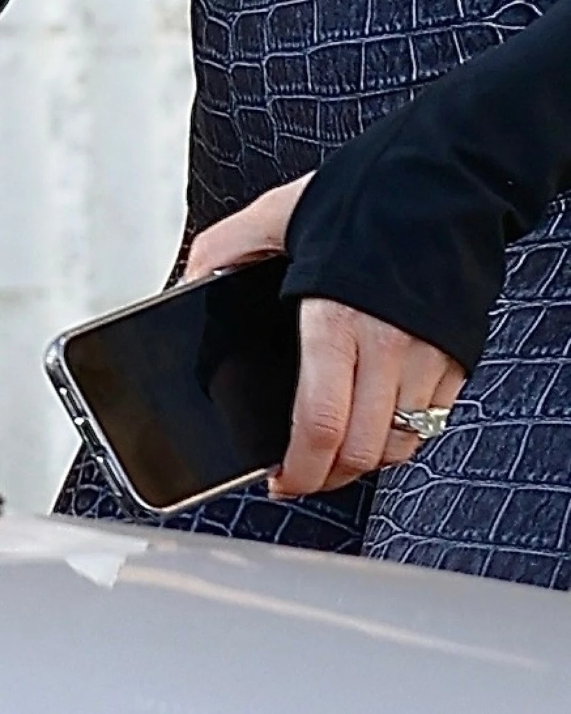 Jennifr Lopez nosi na palcu ślubną obrączkę 