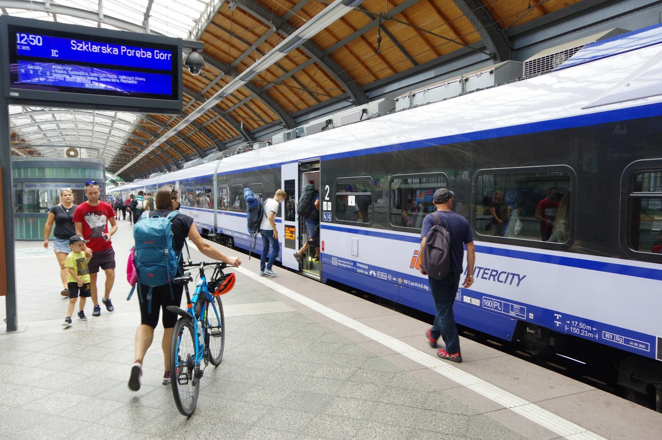 Przed podróżą PKP Intercity warto sprawdzić, jakim rodzajem pociągu jedziemy i co odnajdziemy w jego wyposażeniu Przed podróżą PKP Intercity warto sprawdzić, jakim rodzajem pociągu jedziemy i co odnajdziemy w jego wyposażeniu
