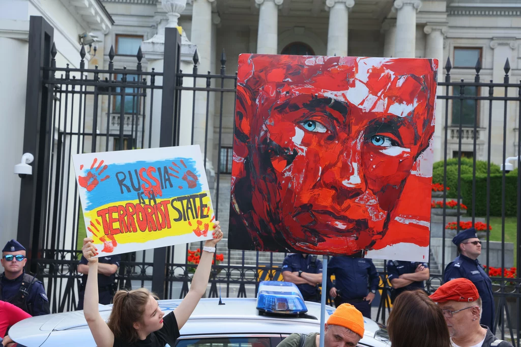 UE wdroży nowy pakiet sankcji. Na zdjęciu protest przed ambasadą Rosji w Warszawie UE wdroży nowy pakiet sankcji. Na zdjęciu protest przed ambasadą Rosji w Warszawie