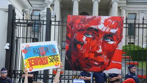 UE wdroży nowy pakiet sankcji. Na zdjęciu protest przed ambasadą Rosji w Warszawie