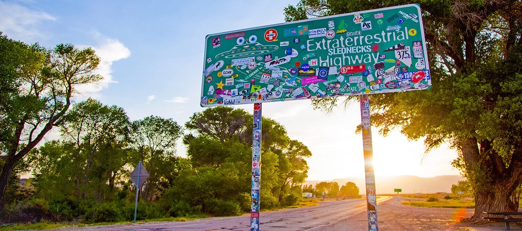 Ogromna tablica z napisem Extraterrestrial Highway informuje, że wjeżdżamy na Pozaziemską Autostradę