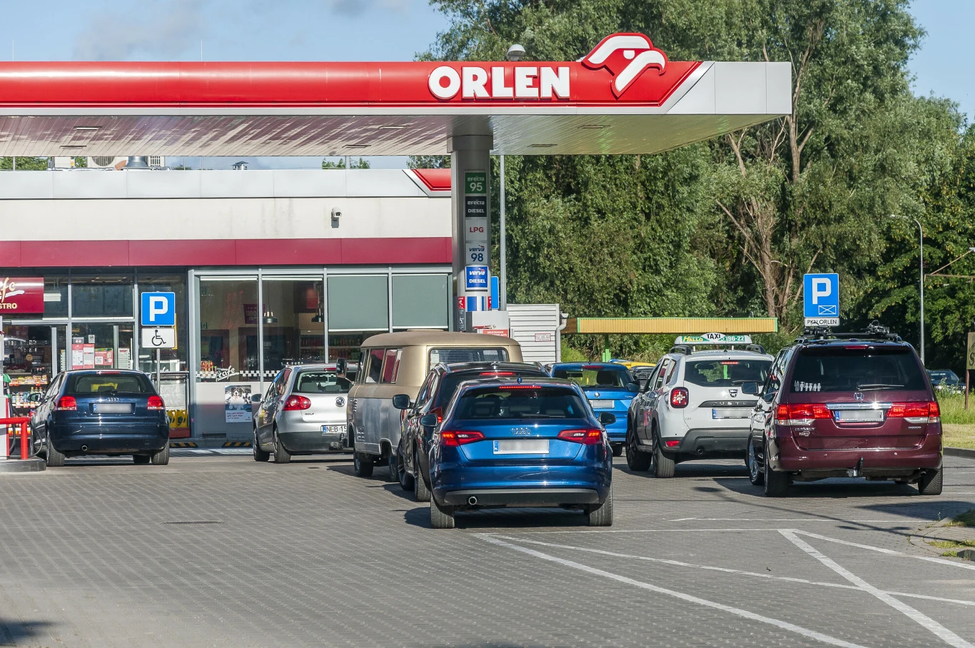 Ruch na stacjach Orlenu niemal się nie zmienił, podczas gdy konkurencja zanotowała duże spadki Ruch na stacjach Orlenu niemal się nie zmienił, podczas gdy konkurencja zanotowała duże spadki