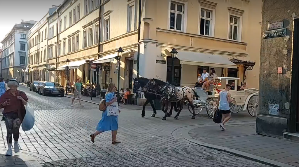 Dorożka wjeżdżająca na płytę Rynku Głównego przed 19:00