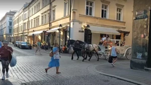 Dorożka wjeżdżająca na płytę Rynku Głównego przed 19:00