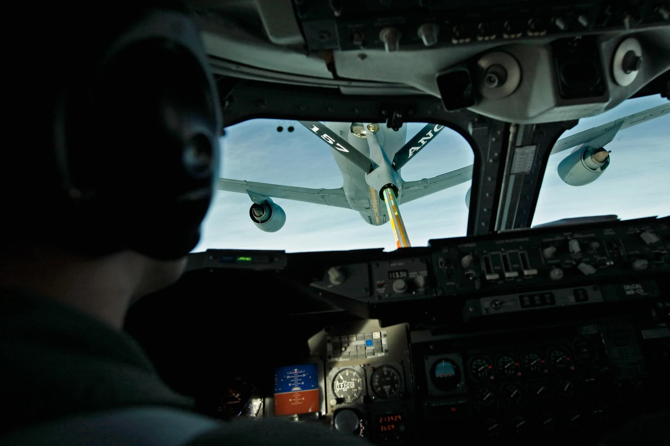 Powietrzne tankowanie samolotu jest niezwykle trudne Powietrzne tankowanie samolotu jest niezwykle trudne