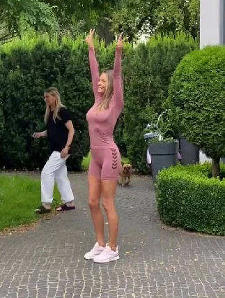 Małgorzata Rozenek-Majdan cieszy się z dostawy kwiatów po trenigu.