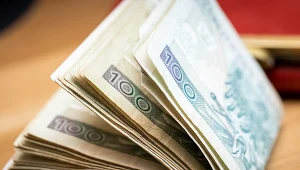 Mediana wynagrodzeń w sektorze publiczny wyniosła w 2021 roku 4627 zł