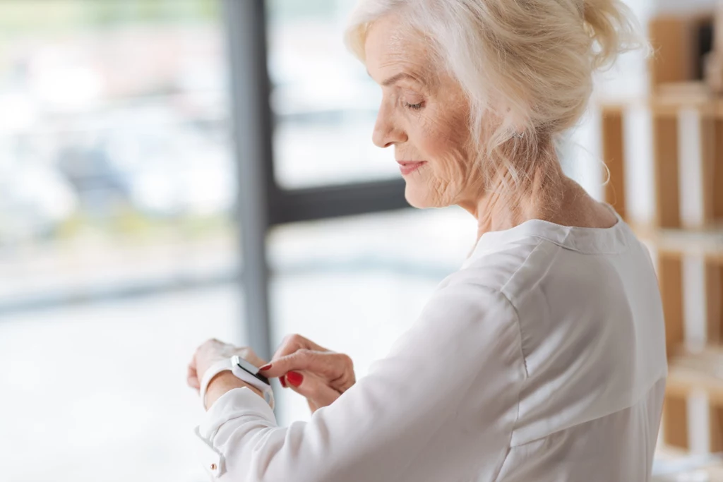Czytnik EKG czy kontrola ciśnienia to jedne z wielu funkcji smartwatchy dla seniora