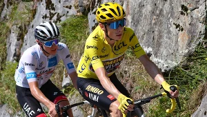 Jonas Vingegaard (przodem) i Tadej Pogačar