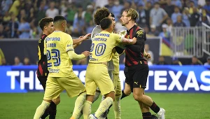 Mecz niezbyt towarzyski. Przedziwna przepychanka Grealisha na boisku