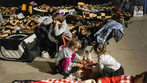 Warszawa. Punkt recepcyjny dla uchodźców  z Ukrainy na Torwarze