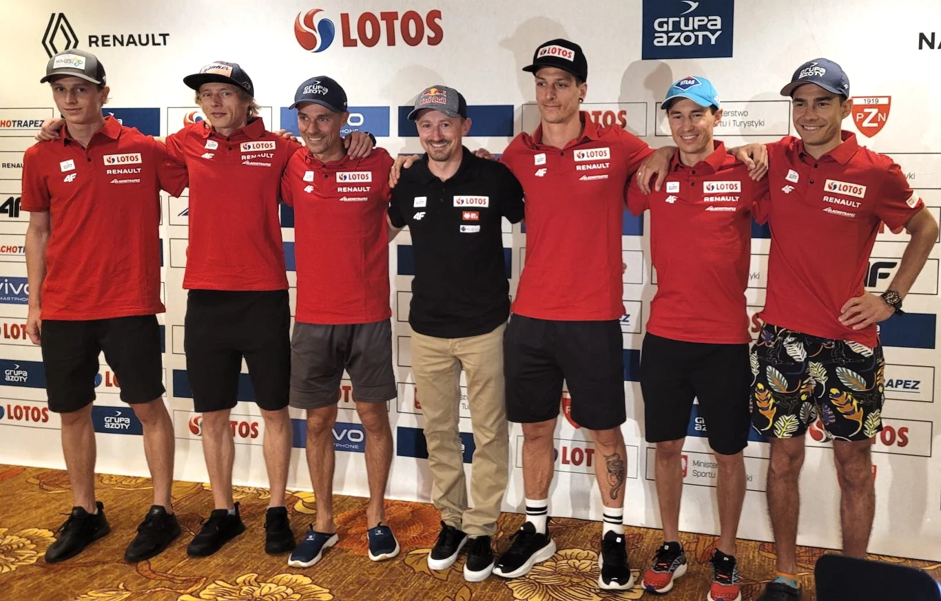 Paweł Wąsek, Dawid Kubacki, Piotr Żyła, prezes Adam Małysz, trener Thomas Thurnbichler, Kamil Stoch i Jakub Wolny przed letnim Grand Prix w Wiśle