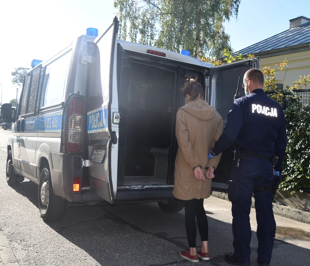 39-letnia matka chłopca Monika Ch. odprowadzana przez policję do radiowozu