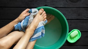 Przez tydzień codziennie mocz stopy w occie jabłkowym. Ważne szczególnie latem