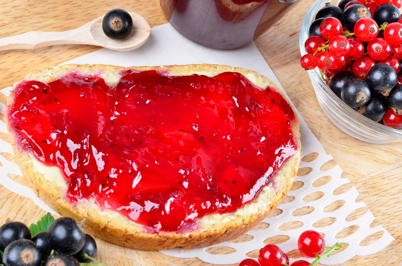 Taki dżem porzeczkowy robiła moja babcia. Jeden składnik dodaje mu charakteru Taki dżem porzeczkowy robiła moja babcia. Jeden składnik dodaje mu charakteru