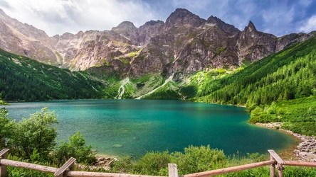 Morskie Oko (na zdjęciu) ma również swój odpowiednik w Beskidzie Niskim. Jest tam znacznie mniej ludzi 