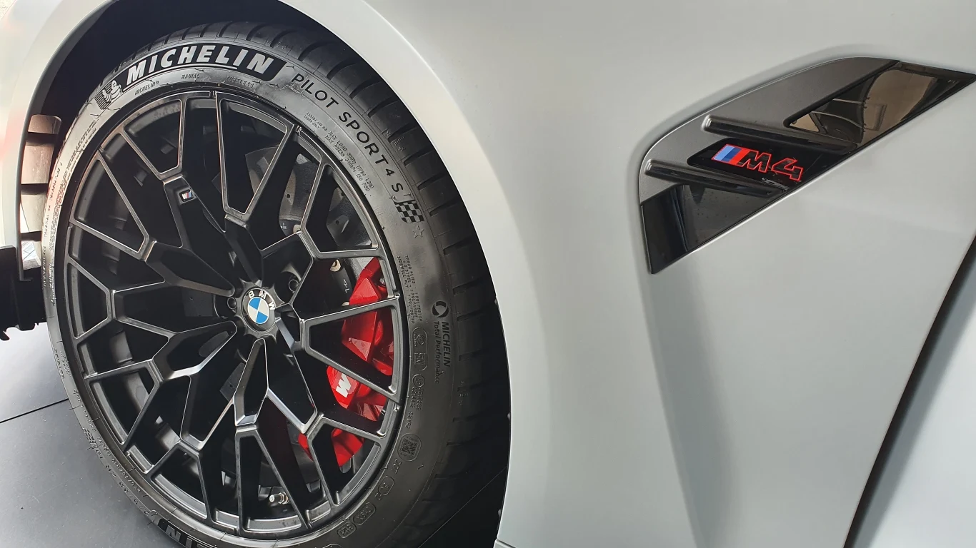 BMW M4 CSL