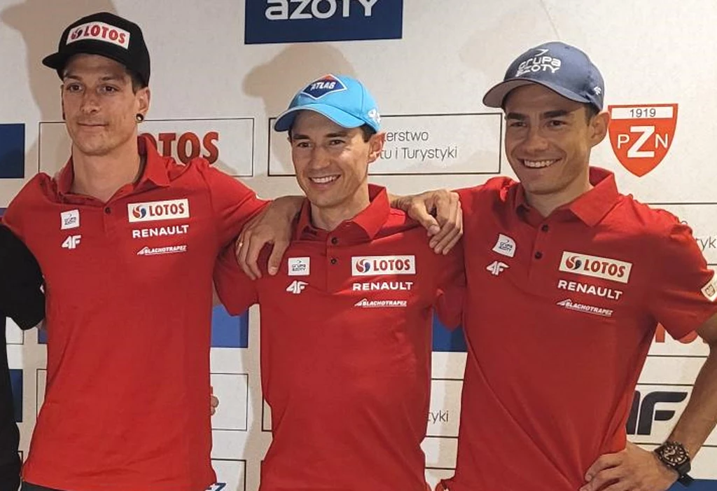 Kamil Stoch (w środku) z trenerem Thomasem Thurnbichlerem (z lewej) i Jakubem Wolnym Kamil Stoch (w środku) z trenerem Thomasem Thurnbichlerem (z lewej) i Jakubem Wolnym