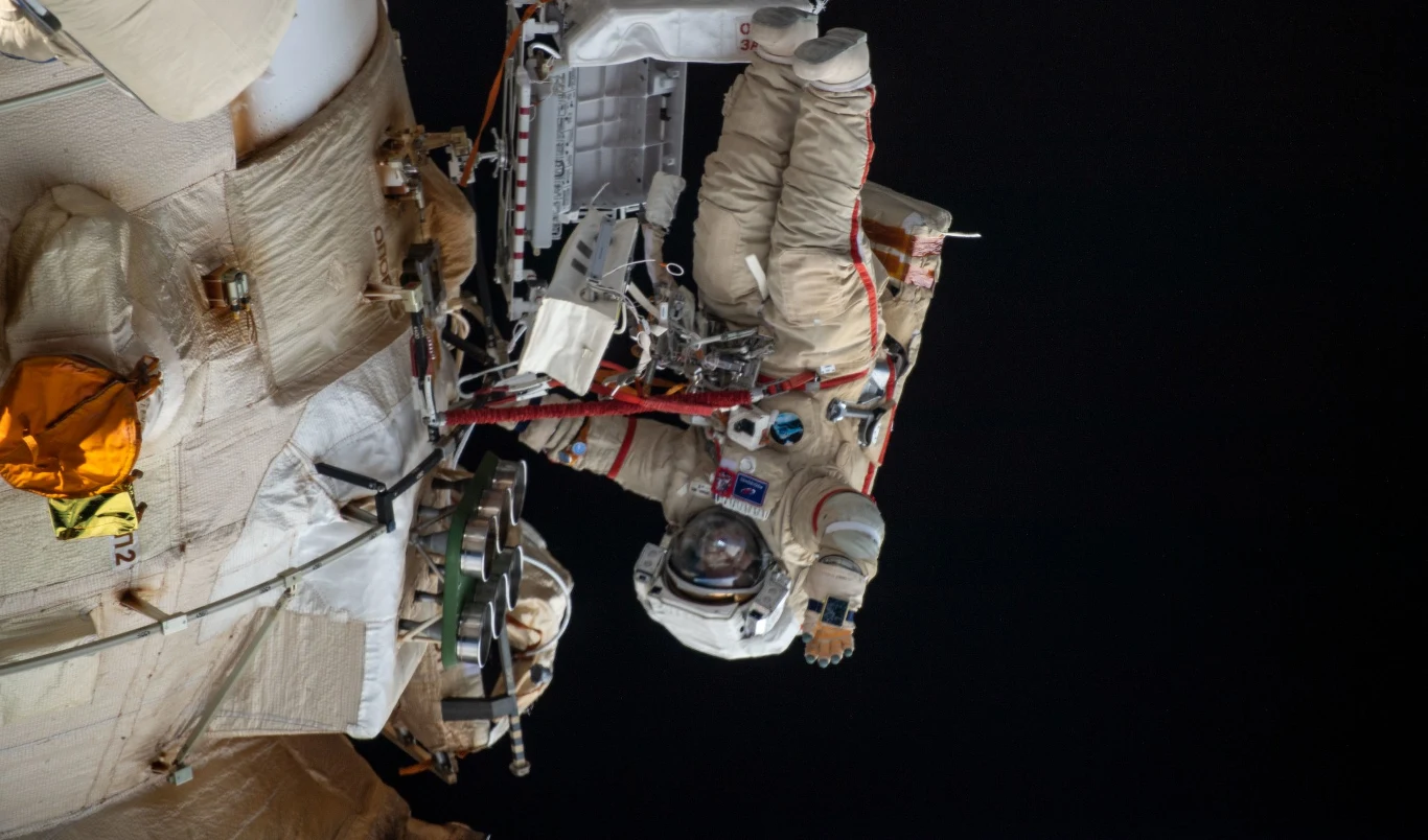Oleg Artiemjew podczas ostatniego spaceru kosmicznego Oleg Artiemjew podczas ostatniego spaceru kosmicznego