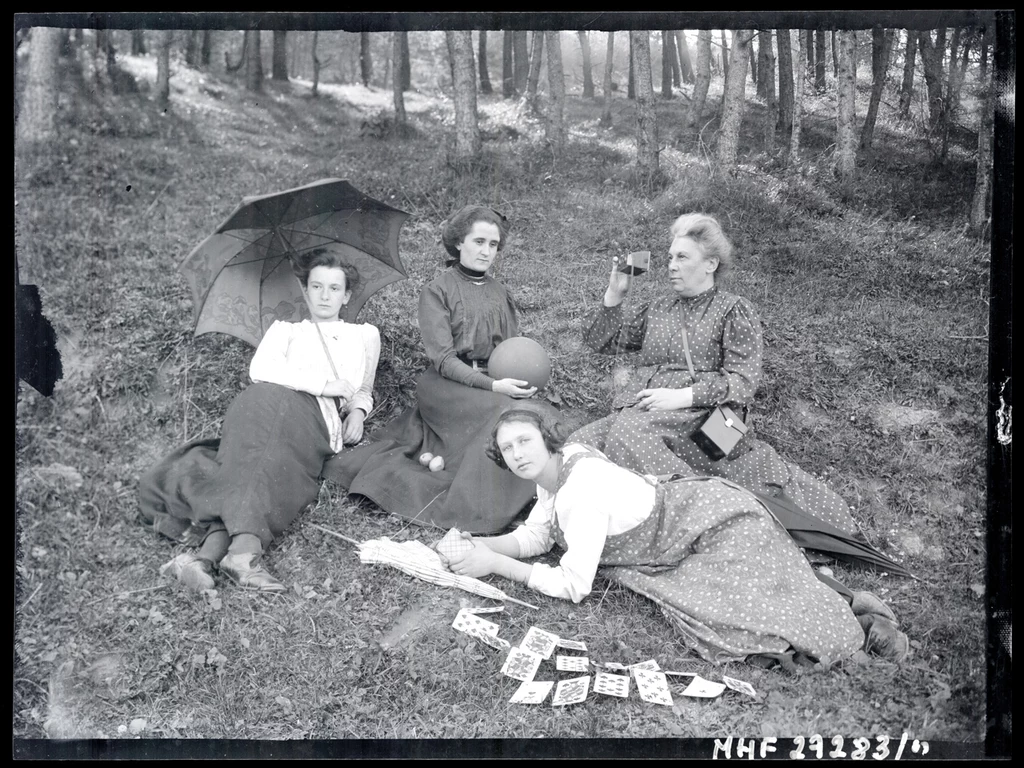 Klementyna Zubrzycka-Bączkowska, „Piknik w lesie Raszówki”, ok. 1912, zdjęcie ze zbiorów Muzeum Fotografii w Krakowie