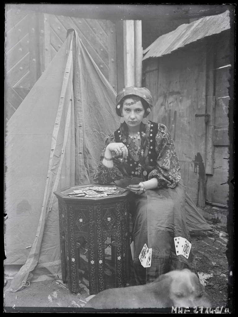 Klementyna Zubrzycka-Bączkowska, Portret Wiktorii Zubrzyckiej jako wróżki, ok. 1912, zdjęcie ze zbiorów Muzeum Fotografii w Krakowie