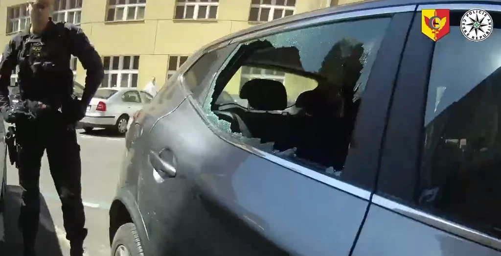 Jeden z policjantów wybił szybę w nagrzanym aucie Jeden z policjantów wybił szybę w nagrzanym aucie