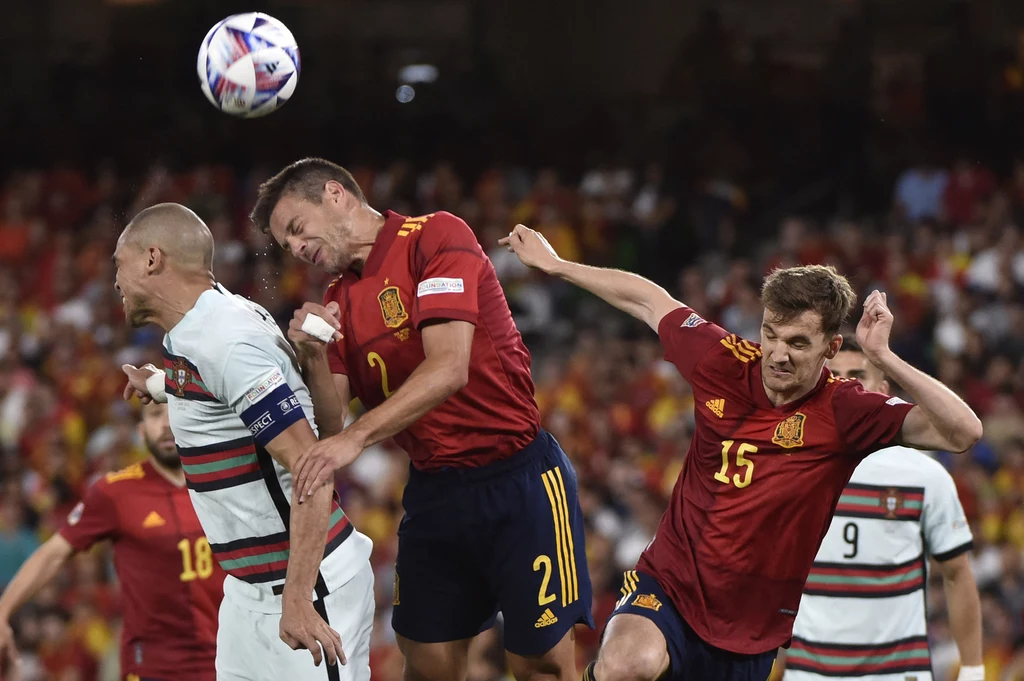Cesar Azpilicueta (nr 2) ma niebawem dołączyć do Barcelony przebywającej obecnie w USA