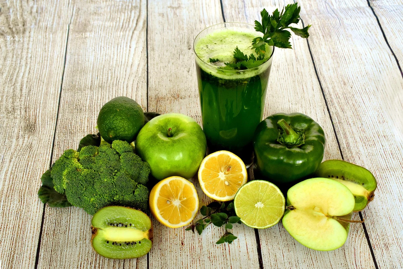 Antyoksydanty możemy znaleźć w wielu produktach spożywczych, takich jak owoce, warzywa, orzechy, morskie ryby czy mięso. Warto wzbogacić nimi codzienną dietę Antyoksydanty możemy znaleźć w wielu produktach spożywczych, takich jak owoce, warzywa, orzechy, morskie ryby czy mięso. Warto wzbogacić nimi codzienną dietę