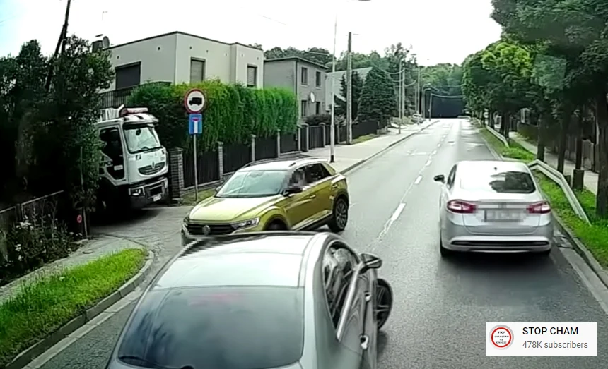Kuriozalna sytuacja na drodze / YouTube / STOP CHAM Kuriozalna sytuacja na drodze / YouTube / STOP CHAM