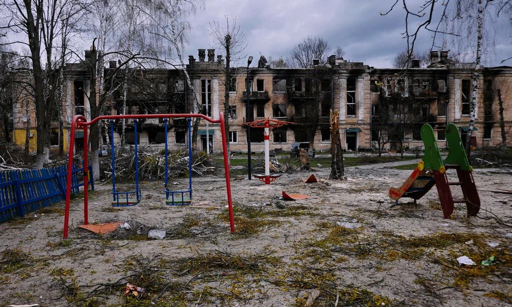 Zniszczony plac zabaw w Hostomlu Zniszczony plac zabaw w Hostomlu