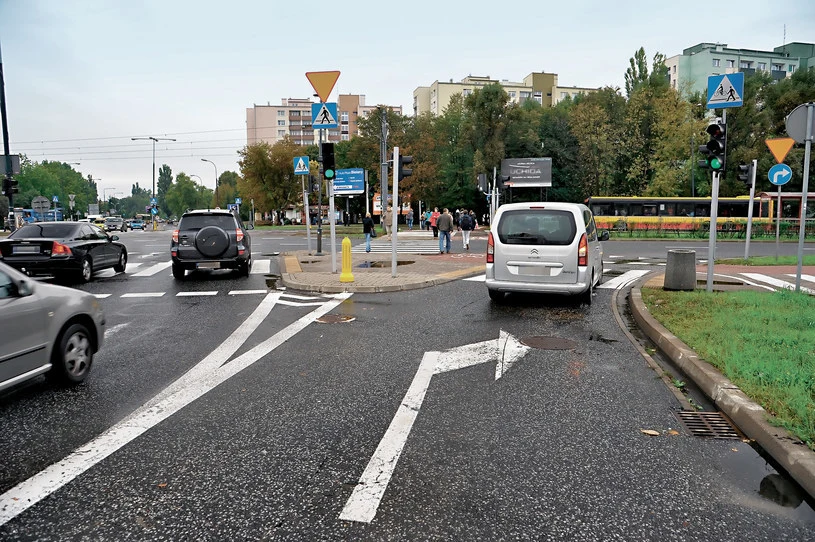 Czy muszę włączać kierunkowskaz, jeśli stoję na pasie do skrętu? Czy muszę włączać kierunkowskaz, jeśli stoję na pasie do skrętu?
