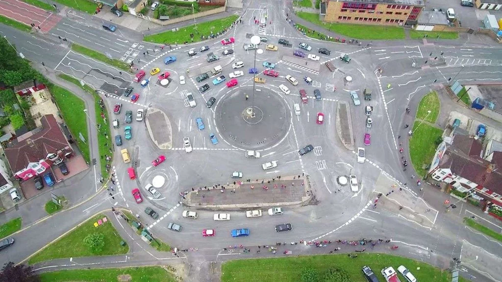 Unikalne rondo o nazwie Magic Roundabout leżące w Swindon