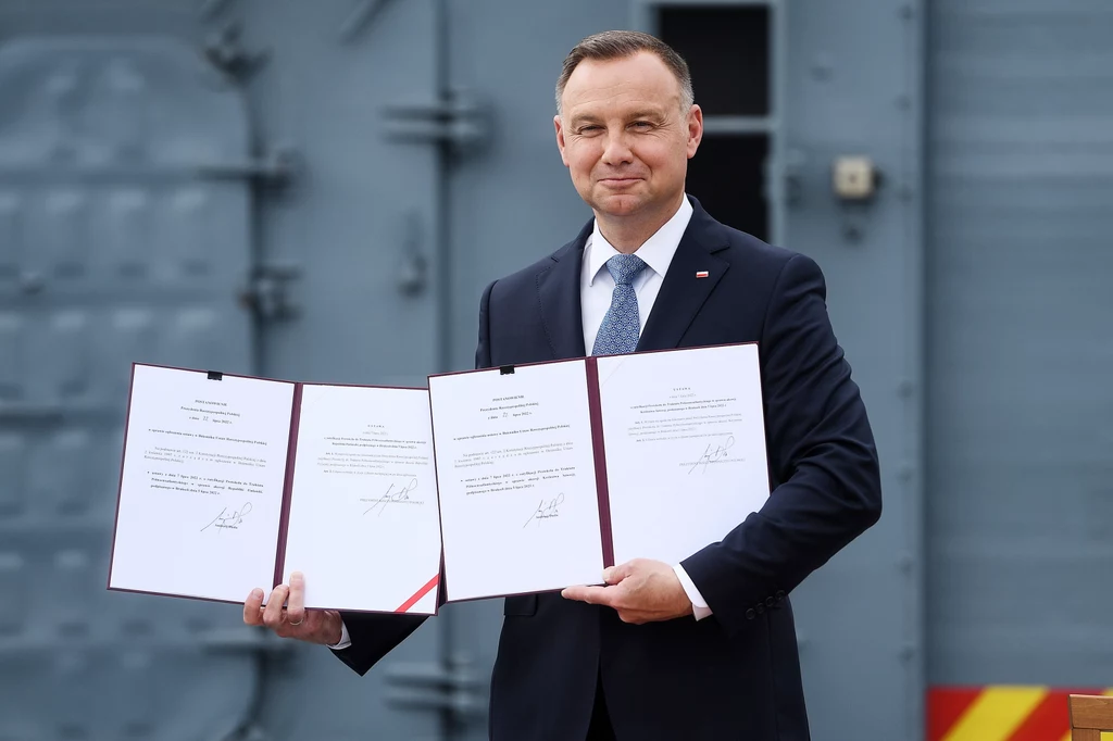 Andrzej Duda podpisał ustawy ws. akcesji Szwecji i Finlandii do NATO Andrzej Duda podpisał ustawy ws. akcesji Szwecji i Finlandii do NATO