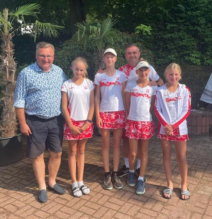 Młode reprezentantki Polski w tenisie w eliminacjach mistrzostw Europy z trybun wspiera selekcjoner reprezentacji Polski w piłce nożnej, Czesław Michniewicz Młode reprezentantki Polski w tenisie w eliminacjach mistrzostw Europy z trybun wspiera selekcjoner reprezentacji Polski w piłce nożnej, Czesław Michniewicz
