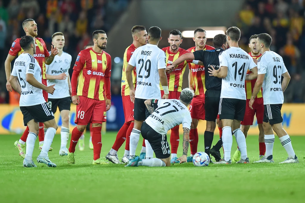 Na inaugurację Korona faulowała 19 razy, najwięcej razy w całej Ekstraklasie. Legia popełniła 18 przewinień Na inaugurację Korona faulowała 19 razy, najwięcej razy w całej Ekstraklasie. Legia popełniła 18 przewinień