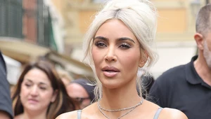 Kim Kardashian pręży ciało w skąpym bikini. Nie pozostawia wiele wyobraźni 