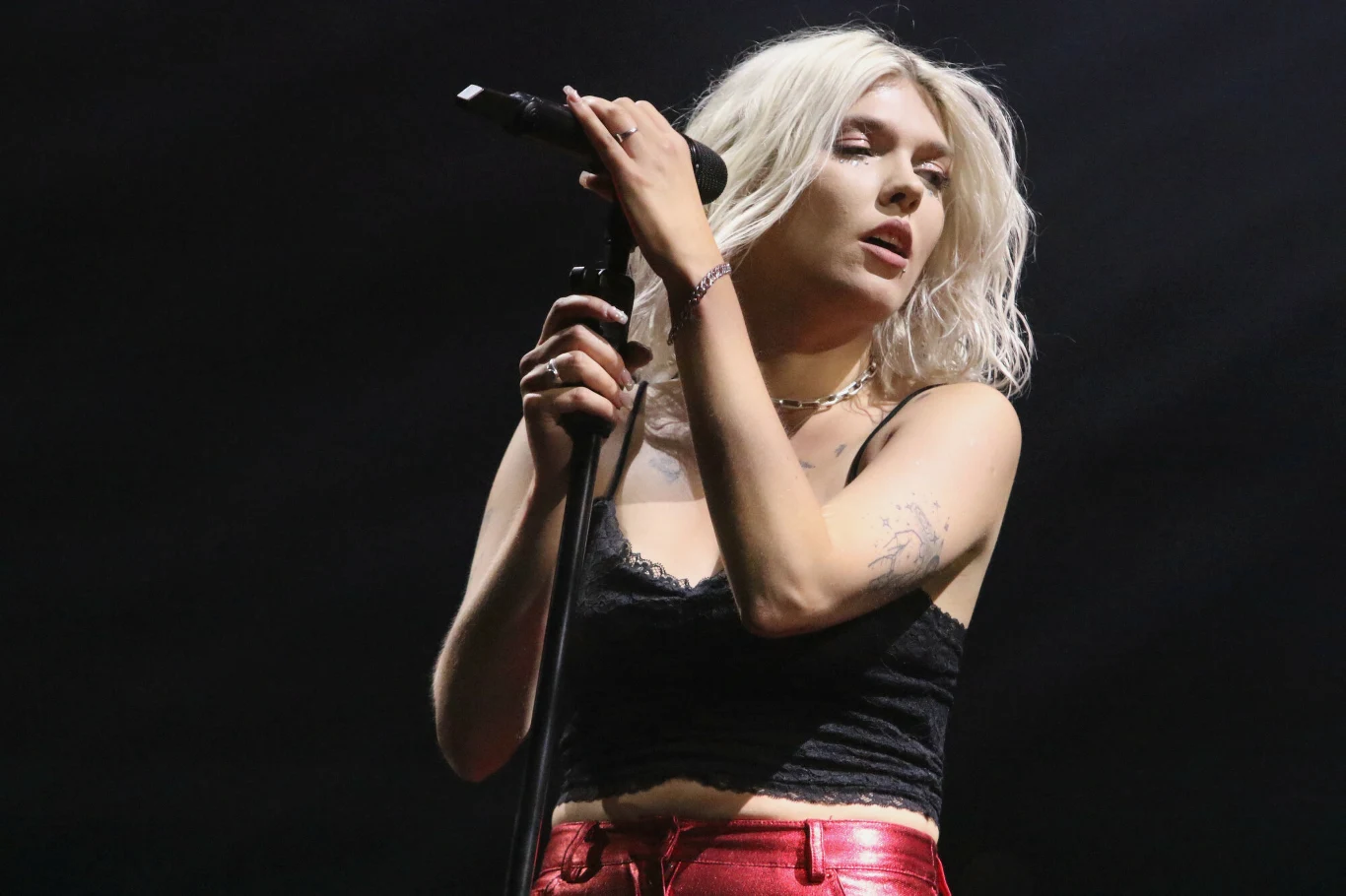 Daria Zawiałow pokazała nowego partnera. To Rubens, gitarzysta jej zespołu Daria Zawiałow pokazała nowego partnera. To Rubens, gitarzysta jej zespołu