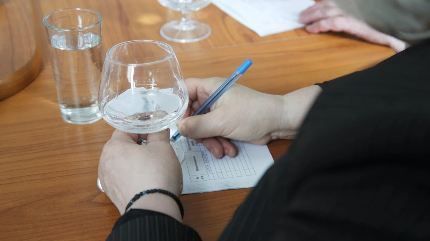 Niewiele osób zdaje sobie sprawę z tego, że jakość wody w naszych kranach badana jest przez... profesjonalnych sommelierów. Czy to znaczy, że kranówka może mieć swoje nuty smakowe niczym najlepsze wino? Niewiele osób zdaje sobie sprawę z tego, że jakość wody w naszych kranach badana jest przez... profesjonalnych sommelierów. Czy to znaczy, że kranówka może mieć swoje nuty smakowe niczym najlepsze wino?