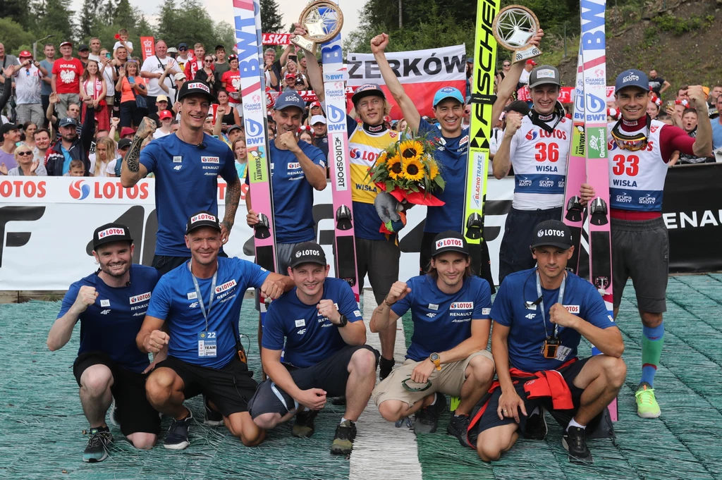 Trener Thomas Thurnbichler (1L w górnym rzędzie) i reprezentacja Polski w skokach po sobotnim konkursie Grand Prix w Wiśle. . Z tyłu, od lewej: trener reprezentacji Thurnbichler, Piotr Żyła, zwycięzca Dawid Kubacki, Kamil Stoch, Paweł Wąsek i Jakub Wolny. Z przodu od lewej: Mathias Hafele, Marc Noelke, Kacper Skrobot, Kamil Skrobot i Łukasz Gębala.