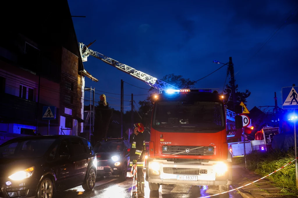 Strażacy zabezpieczają uszkodzony w wyniku gwałtownej nawałnicy dach budynku na obrzeżach Krakowa Strażacy zabezpieczają uszkodzony w wyniku gwałtownej nawałnicy dach budynku na obrzeżach Krakowa