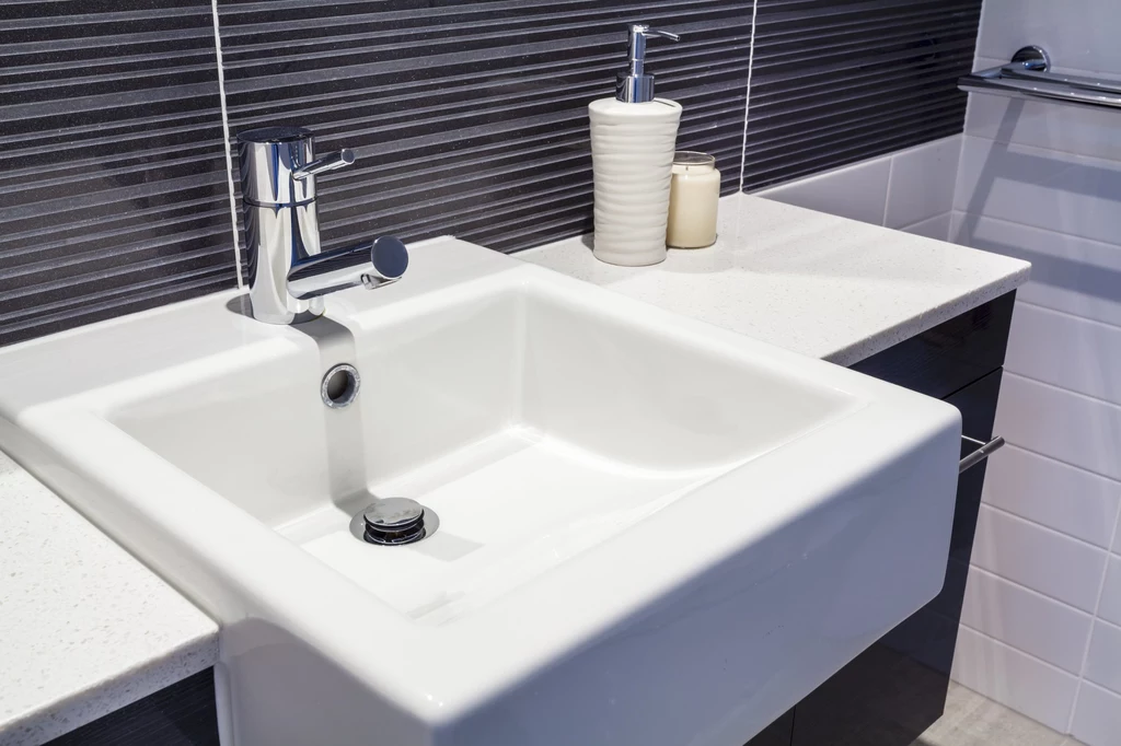 Czyszczenie umywalki regularnie sprawi, że w łazience nie będzie pojawiać się nieprzyjemny zapach