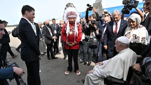Papież Franciszek uczestniczył w powitaniu na lotnisku w Edmonton siedząc na wózku